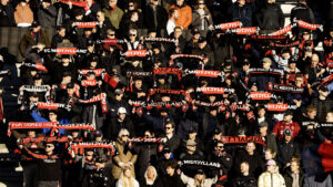 FCM-fans med halstørklæder.