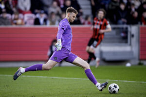 Elias Olafsson sparker til bolden.