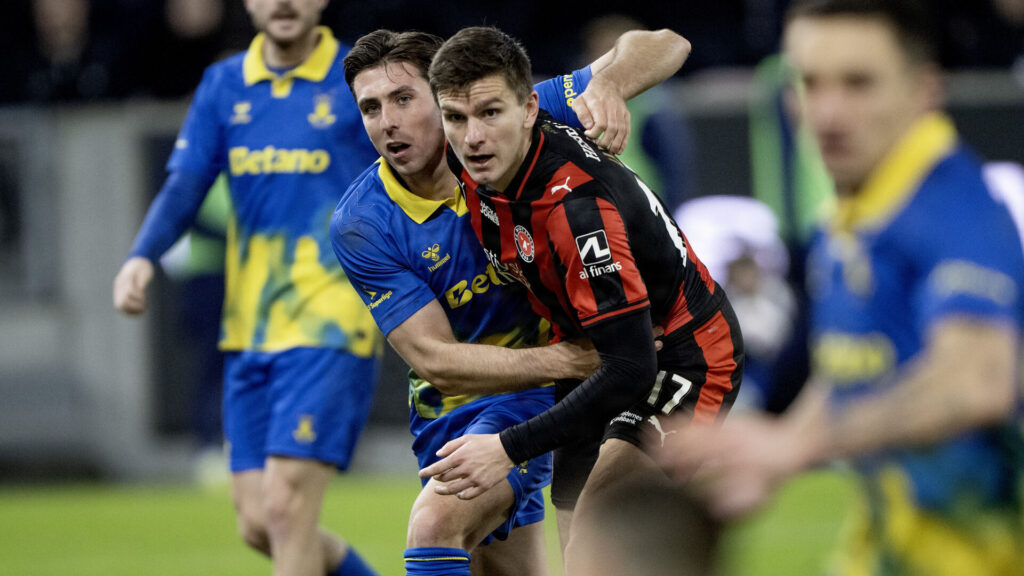 Mikael Uhre i duel med Brøndbys Luis Binks.