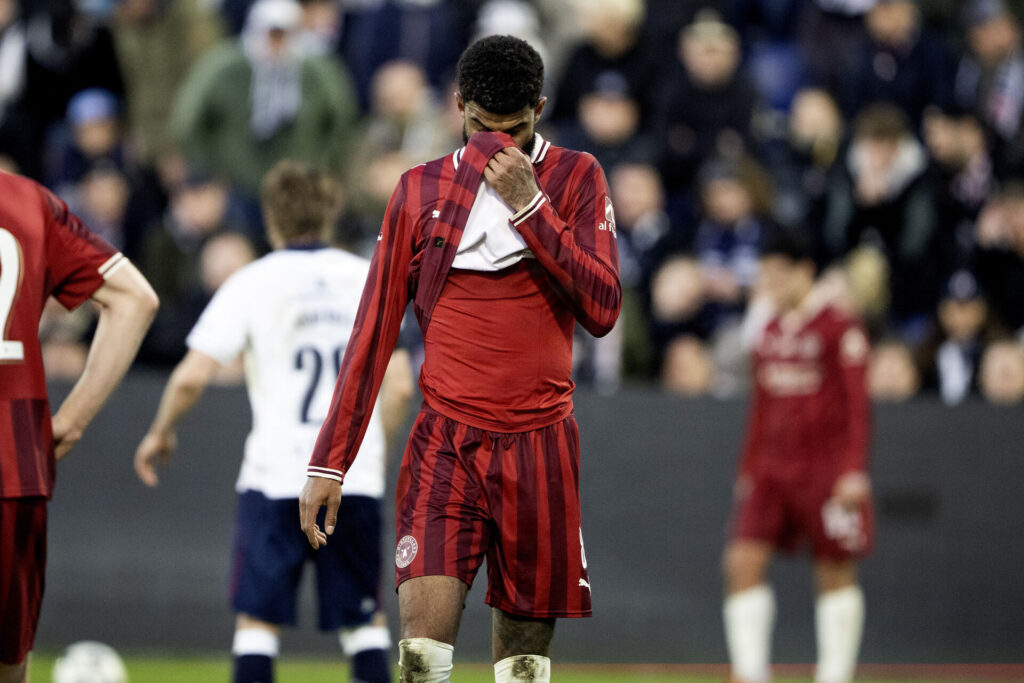 Philip Billing tager trøjen op til ansigtet.