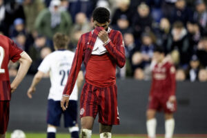 Philip Billing tager trøjen op til ansigtet.