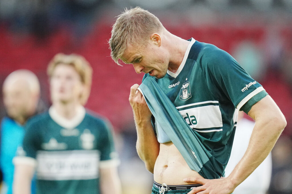 Frederik Tingager tager trøjen op til ansigtet.