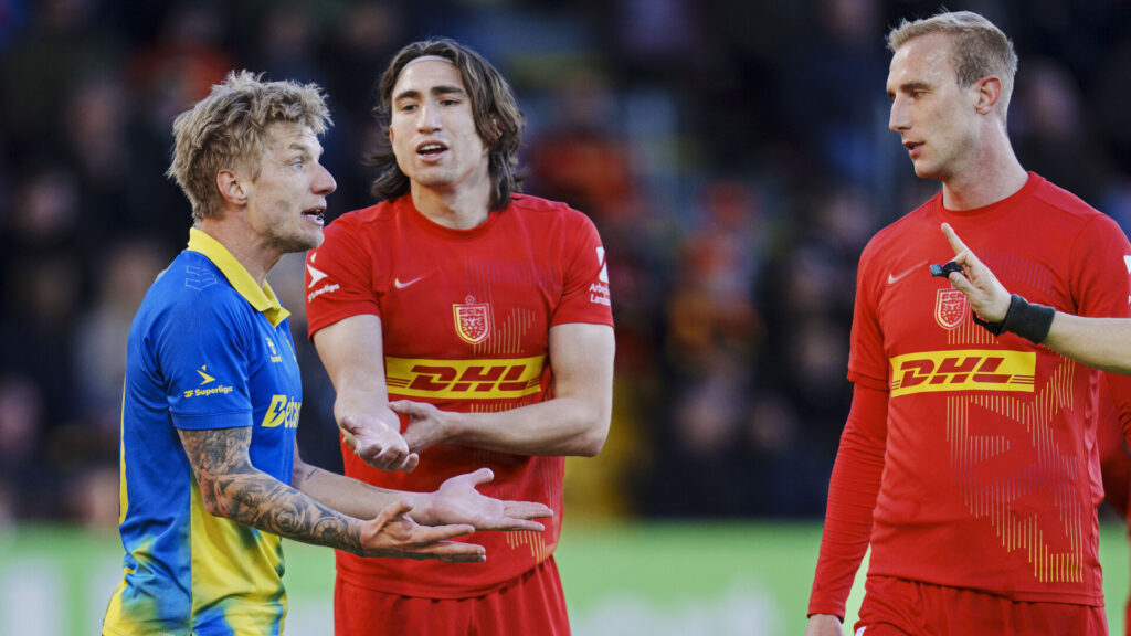 Daniel Wass og Alexander Lind diskuterer i kampen mellem Brøndby IF og FC Nordsjælland