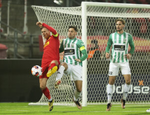 FC Nordsjællands Jeppe Tverskov og Daniel A. Pedersen for AB i duel i DBU Pokalen den 9. december 2023.