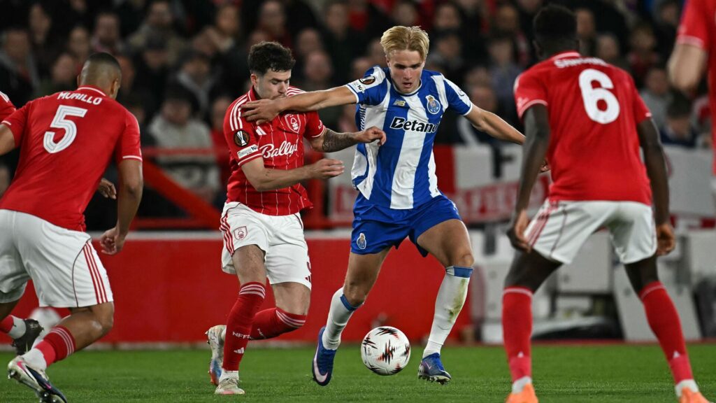 Victor Froholdt dribler forbi flere Nottingham Forest-spillere.