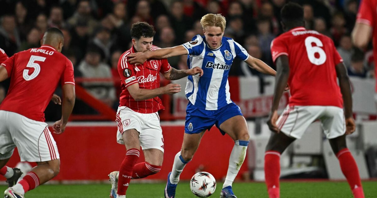Victor Froholdt slået ud af FC Midtjylland-bødler Foto: Paul Ellis/AFP/Ritzau Scanpix
