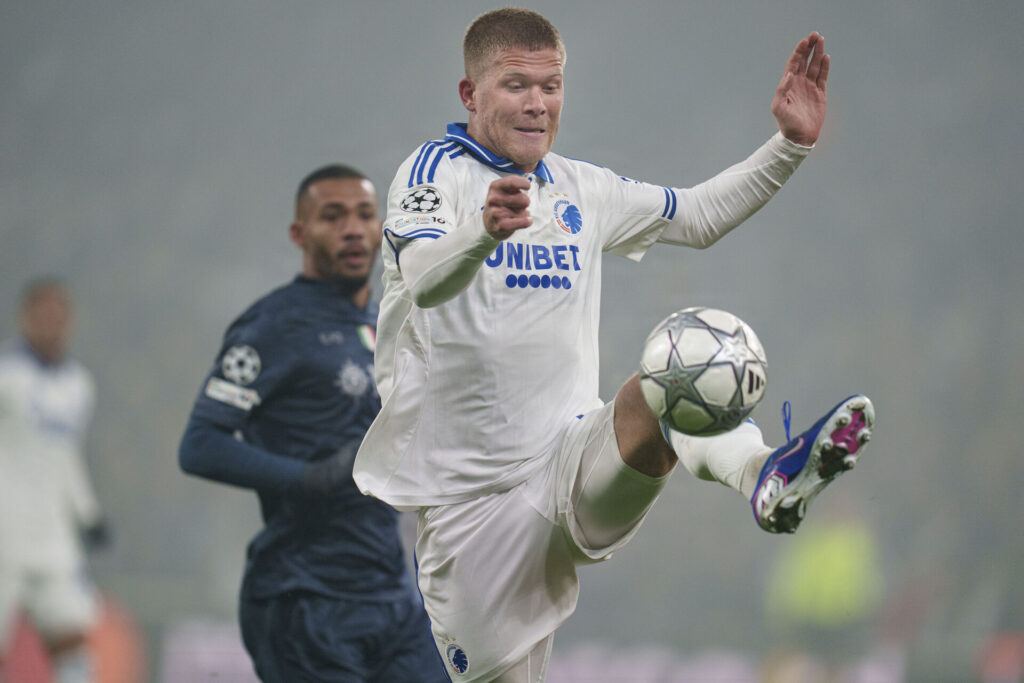 Andreas Cornelius tæmmer bolden