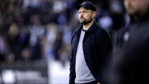 Bo Svensson står med hænderne i lommen.