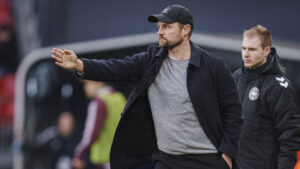 Bo Svensson peger med sin højre hånd.