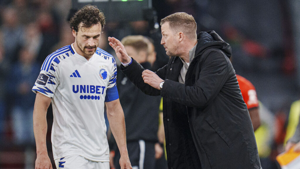 Jacob Neestrup kommunikerer med Thomas Delaney.