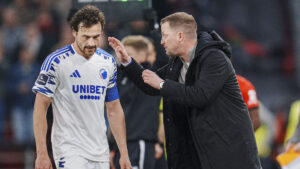 Jacob Neestrup kommunikerer med Thomas Delaney.