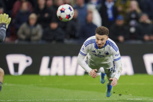 Jordan Larsson i færd med at score for FC København.