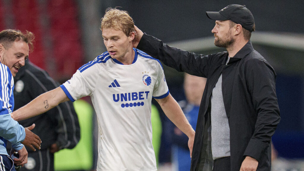 Mads Emil Madsen og hans cheftræner Bo Svensson under en kamp