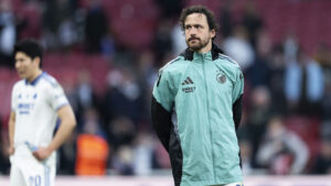 Thomas Delaney står med armene på ryggen.