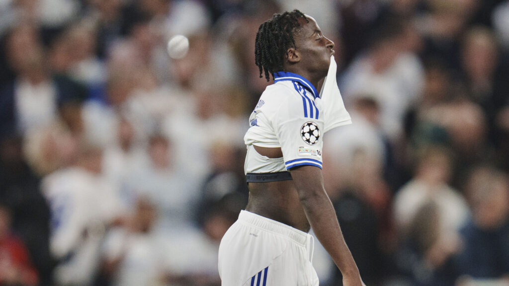 Yoram Zague bider i sin FCK-trøje