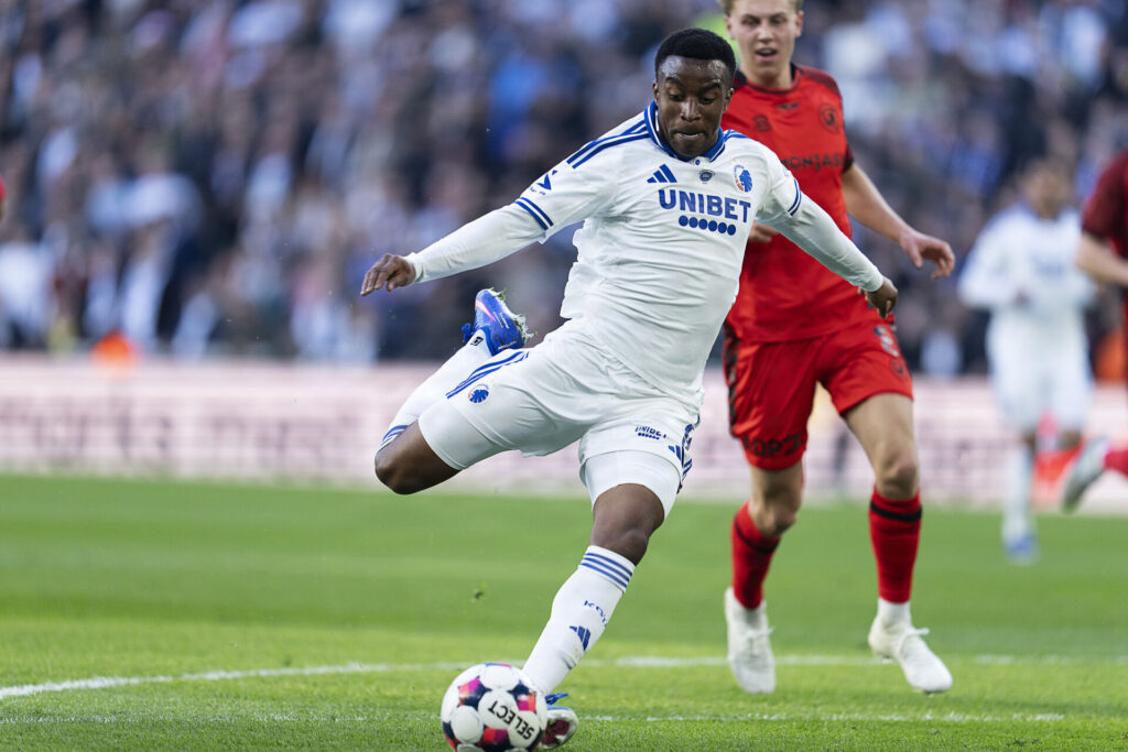 Youssoufa Moukoko i færd med at afslutte.