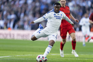 Youssoufa Moukoko i færd med at afslutte.