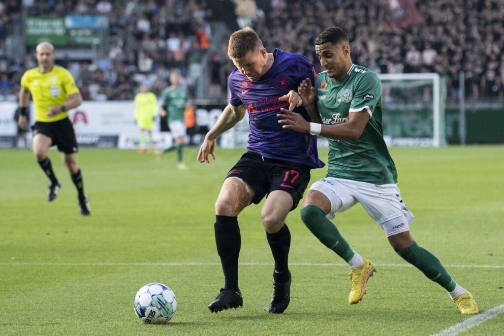 Mads Døhr Tychoesen i duel med Eliias Achouri.