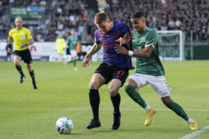 Mads Døhr Tychoesen i duel med Eliias Achouri.