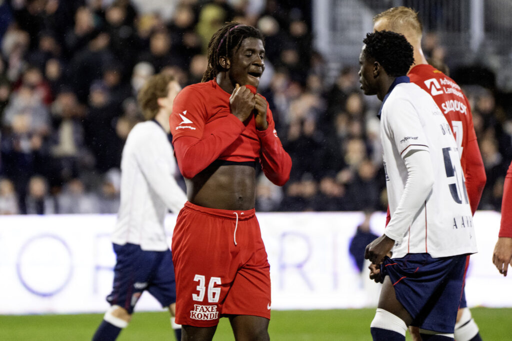 Caleb Yirenkyi tager trøjen op til ansigtet.