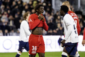 Caleb Yirenkyi tager trøjen op til ansigtet.