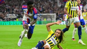 Matteo Guendouzi går ned i en tackling i opgøret mod Lyon, inden at det hele endte i optøjer