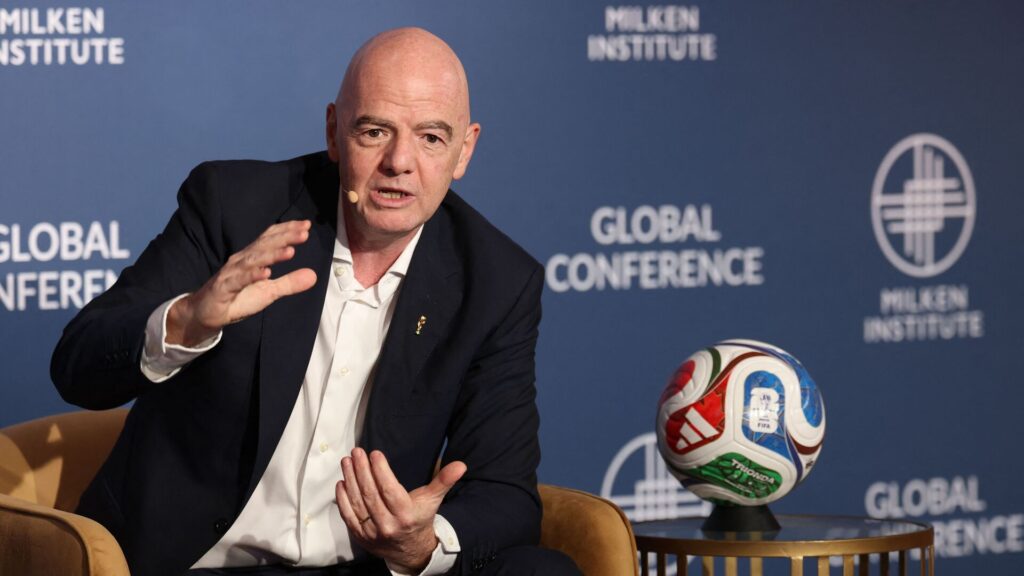 Gianni Infantino besvarer spørgsmål på en konference