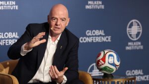 Gianni Infantino besvarer spørgsmål på en konference
