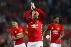 Wayne Rooney klapper til Manchester United-fansene.