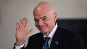FIFA-præsident Gianni Infantino vinker til kameraet.