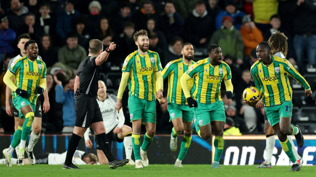 West Bromwich Albion-spillere jubler efter scoring.