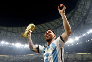 Lionel Messi med VM-pokalen den 18. december 2028.
