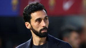 Alvaro Arbeloa kigger til venstre