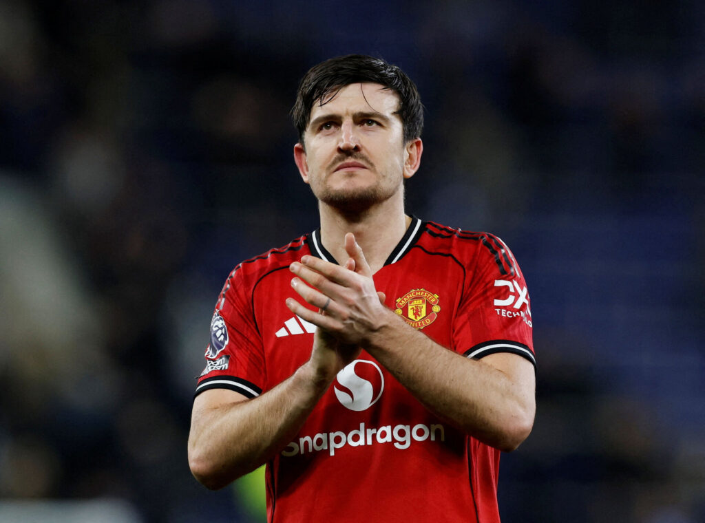 Harry Maguire klapper i hænderne.