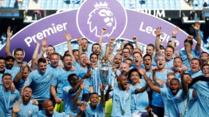 Manchester City løfter Premier League-trofæet