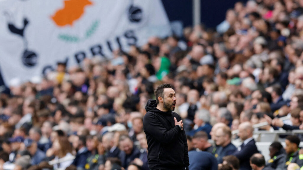 Roberto De Zerbi holder hånden på brystet