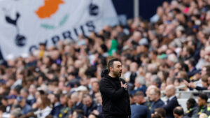 Roberto De Zerbi holder hånden på brystet