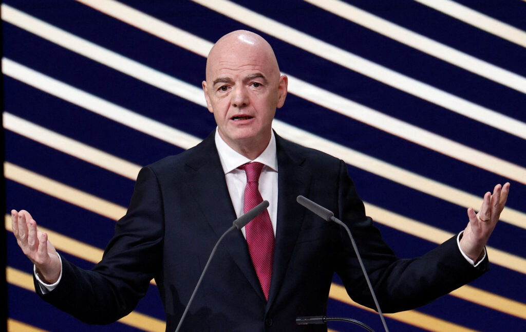 Gianni Infantino på talerstolen.