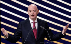 Gianni Infantino på talerstolen.