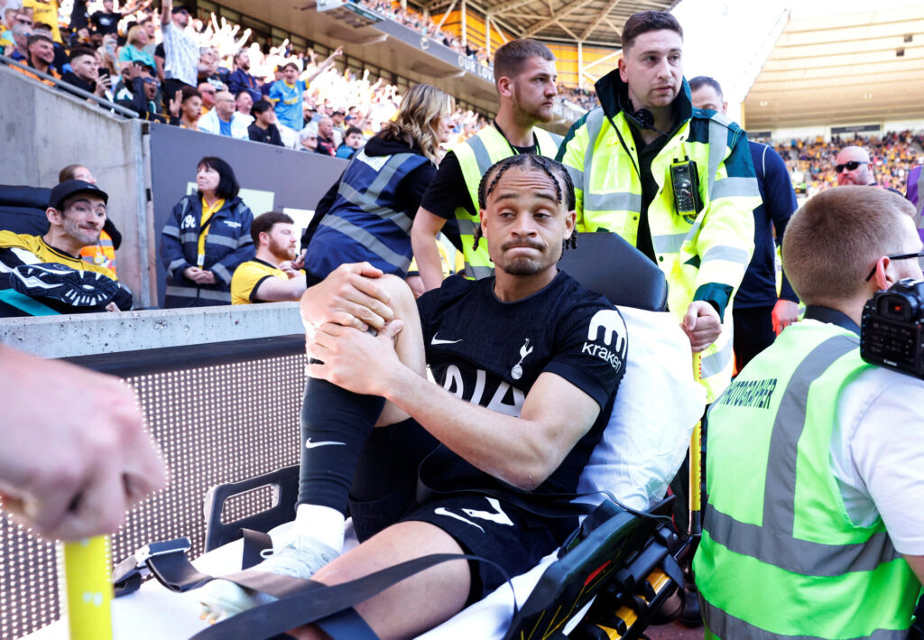 Xavi Simonms hjælpes fra banen under Tottenhams kamp mod Wolves.