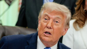 Donald Trump sidder og taler