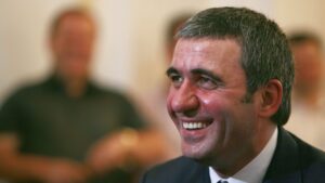 Rumænske Gheorghe Hagi med et stort smil.