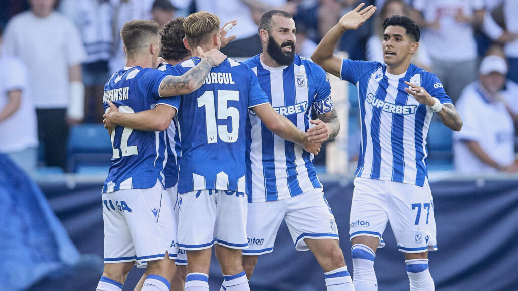 Lech Poznan-spillere jubler efter scoring.