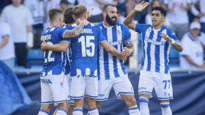 Lech Poznan-spillere jubler efter scoring.