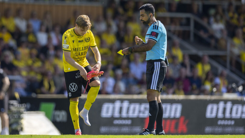Jeppe Kjær får gult kort efter skokast
