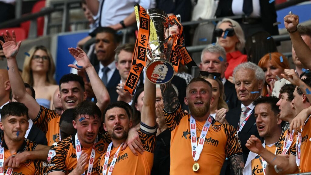 Hull-spillerne løfter playoff-pokalen