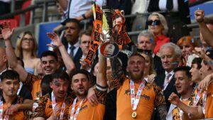 Hull-spillerne løfter playoff-pokalen