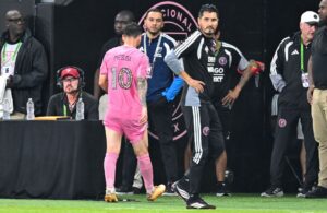 Lionel Messi udgår med en skade under kampen mellem Inter Miami og Philadelphia Union den 24. maj