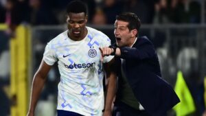 Inters Denzel Dumfries med træner Cristian Chivu.