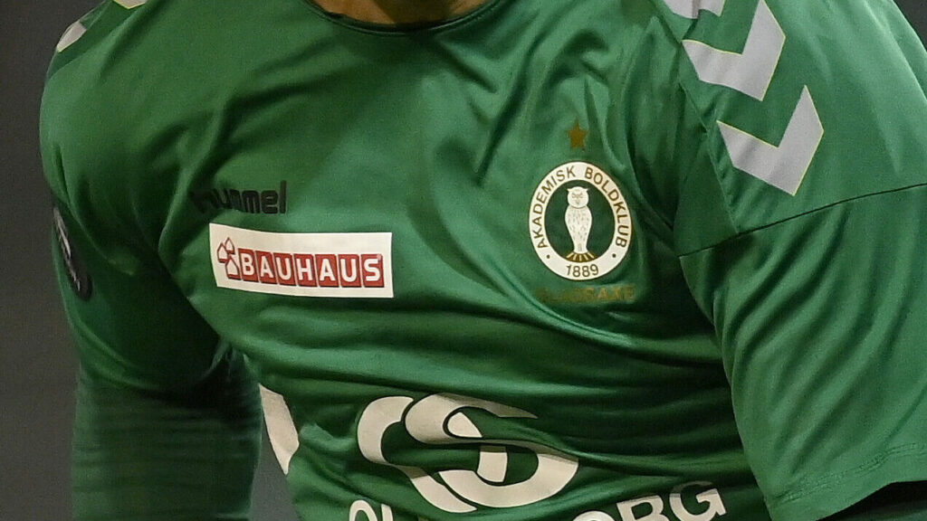 AB-logo på en spillertrøje.